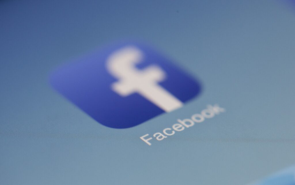 Facebook è il più noto tra i social network, anche se il pubblico giovane si è spostato su altre piattaforme, come TikTok